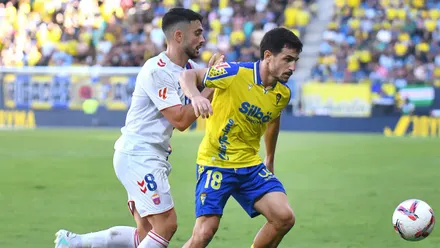 Matos pugna con un balón con un jugador del Eldense