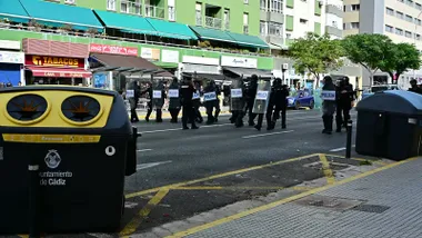 Momento de la carga Policial del lunes 23 junto a la Comisaria de Policía