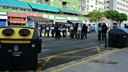 Momento de la carga Policial del lunes 23 junto a la Comisaria de Policía