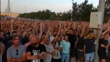 Momento de la votación para continuar la huelga