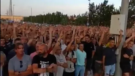 Momento de la votación para continuar la huelga