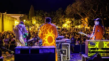 Grupo tocando en un escenario urbano dentro de El Puerto y el Monkey Weekend.