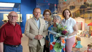 El alcalde posa con la delegada y María Emilia Lira y su esposo en la Colección de Muñecas.