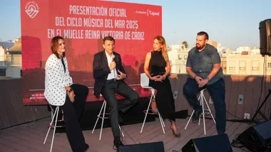 Autoridades presentando el ciclo "Música del Mar" sentados y tras ellos un panel anunciador en rojo y letras blancas.
