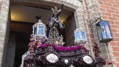El Nazareno de San Fernando saliendo por la puerta de la iglesia.