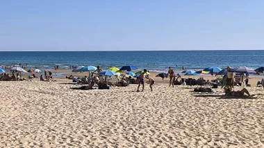 Niños jugando al fútbol en la Playa de La Victoria