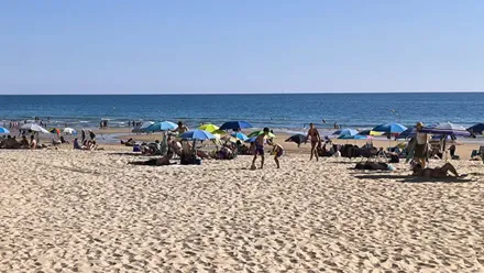 Niños jugando al fútbol en la Playa de La Victoria