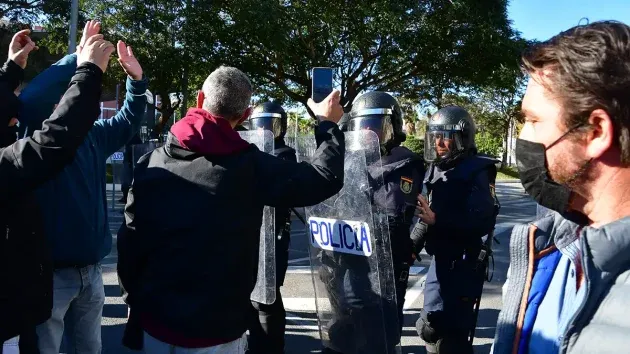 Manifestantes y Policía en la huelga del metal de 2021.