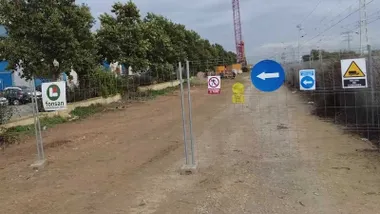 Camino en obras en torno al Puente de Hierro de San Fernando, está vallado y con carteles.