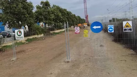 Camino en obras en torno al Puente de Hierro de San Fernando, está vallado y con carteles.