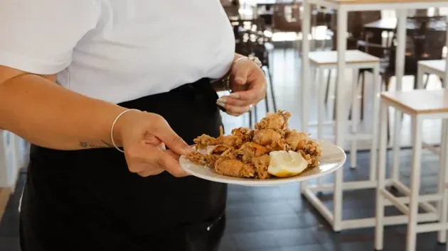 Pescaito frito clásico de la casa, una de las señas de identidad de El Navegante.