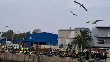 La plantilla de las empresas auxiliares de Navantia concentrada frente al edificio de dirección.