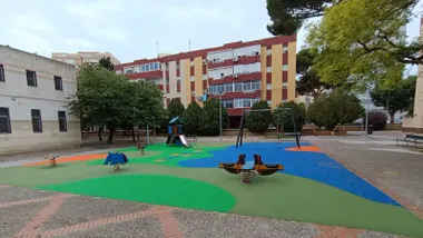 Imagen de uno de los veinte parques infantiles ya reformados en Cádiz desde abril.