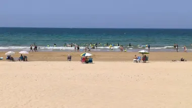Un grupo de jóvenes surfistas en la playa de la Victoria de Cádiz
