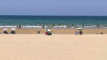 Un grupo de jóvenes surfistas en la playa de la Victoria de Cádiz
