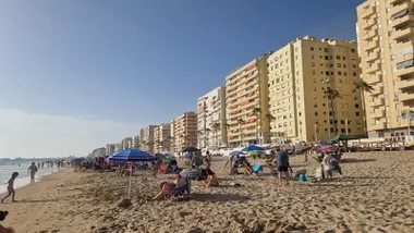 Playa de la Vicytoria de Cáidz con marea llena y muchas personas