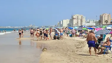 Bañistas en la playa de la Victoria de Cádiz