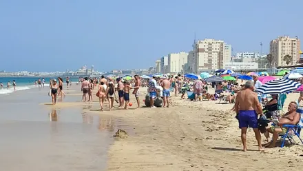 Bañistas en la playa de la Victoria de Cádiz