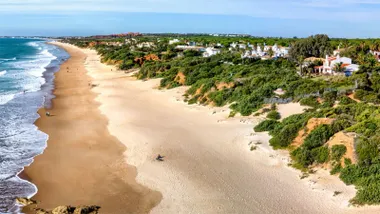 Imagen de la playa junto a esta urbanización.