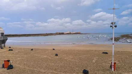 Playa de la Caleta con nubes al amanecer