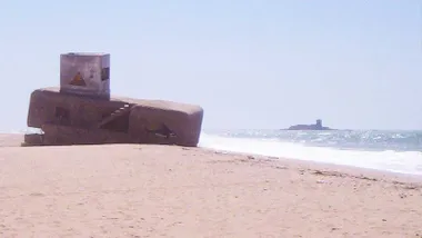 Vista de la playa de Camposoto y el búnker.
