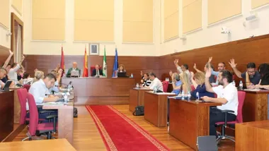 Salón del plenos del ayuntamiento de Chiclana con los miembros de los grupos políticos.
