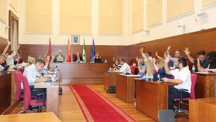 Salón del plenos del ayuntamiento de Chiclana con los miembros de los grupos políticos.