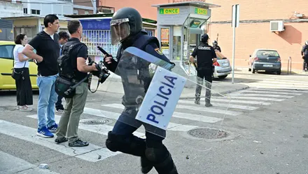 Un Policía corre en una intervención en el barrio de Loreto de Cádiz.