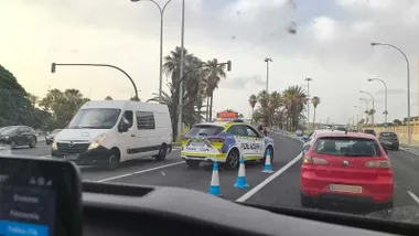 Vehículo de la Policía Local de Cádiz desviando el tráfico por la huelga del metal.