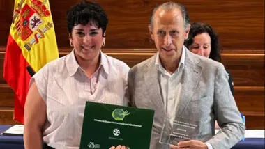 Posado de José María Román y el premio recibido por el plan de arbolado de Chiclana.