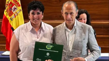Posado de José María Román y el premio recibido por el plan de arbolado de Chiclana.