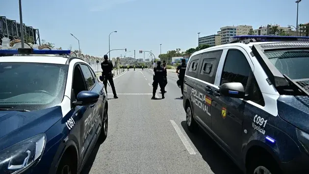 Importante presencia policial en el corte de este martes de la Carretera Industrial, que se ve al fondo.
