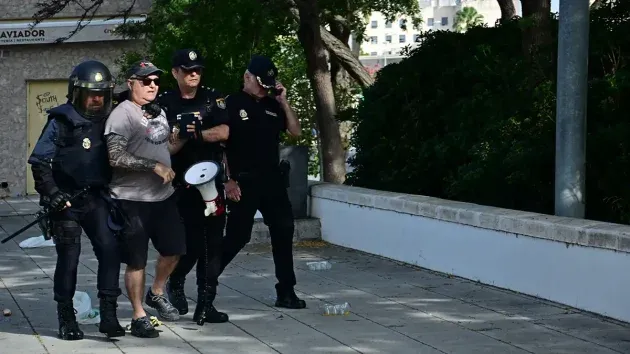 La Policía se lleva a un manifestante para identificarlo