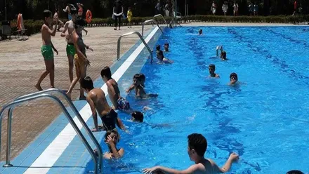 Niños bañándose en una piscina.