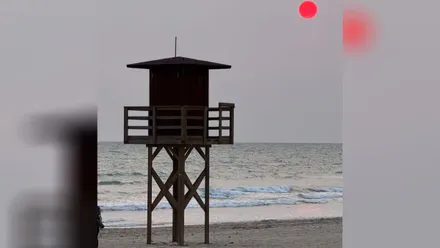 ¿Montaje o realidad? El espectacular sol rojo del atardecer en Cádiz