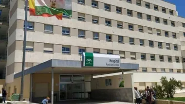 Entrada al Hospital Punta de Europa, con las banderas de España y de Andalucía.