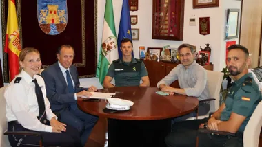 Agentes de la Guardia Civil, la agente alemana, el alcalde de Chiclana y el delegado de seguridad, en la mesa de despacho del Ayuntamiento.