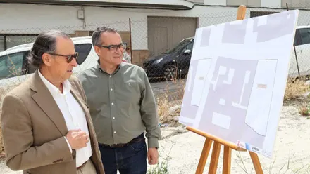 José María Román y Francis Salado observando un plano de los terrenos adquiridos en Chiclana.