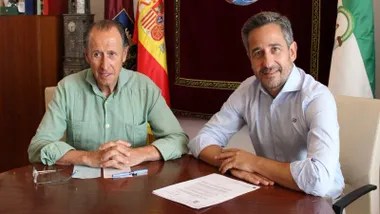 El alcalde José María Román, a la izquierda con camisa verde, junto al delegado José Vera,a la izquierda, en el despacho.