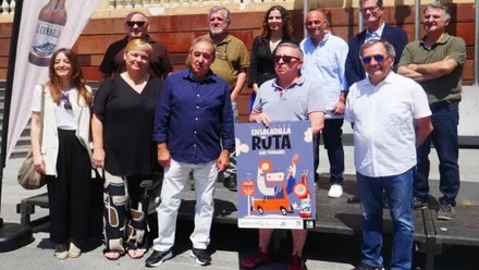 Organizadores de la Ruta gastronómica de la Ensaladilla en San Fernando posando con el cartel.