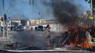 Una barricada frente a la entrada de la factoría de Navantia en Cádiz en la huelga del metal de 2021.