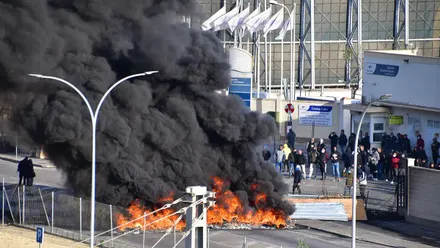 Barricada ardiendo a la puerta de la factoría de Navantia en Cádiz.