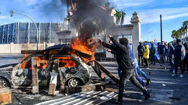 Trabajadores forman una barricada en la última huelga del metal en Cádiz en 2021.