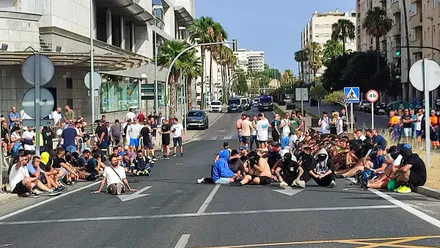 Manifestantes del metal sentados en el suelo cortando la circulación en el puente de la Constitución de 1812 de Cádiz.