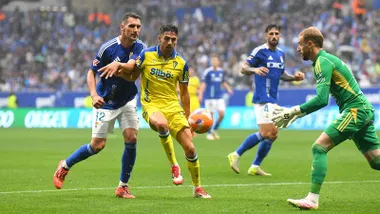 Sobrino pugna con el defensa del Real Oviedo, Dani Calvo, al que llega el meta Aarón
