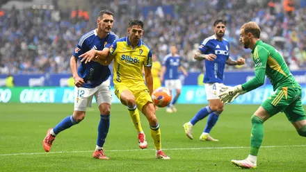 Sobrino pugna con el defensa del Real Oviedo, Dani Calvo, al que llega el meta Aarón