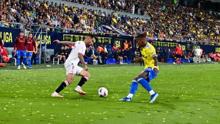 Suso trata de regatear a Lucas Pires en el Cádiz CF-Sevilla FC de la temporada 2023-2024