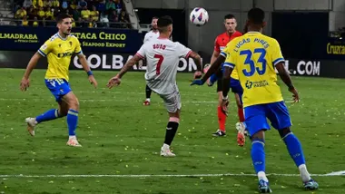 Suso controla de espaldas a portería en el último partido que jugó enel Nuevo Mirandilla, con el Sevilla FC