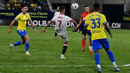 Suso controla de espaldas a portería en el último partido que jugó enel Nuevo Mirandilla, con el Sevilla FC