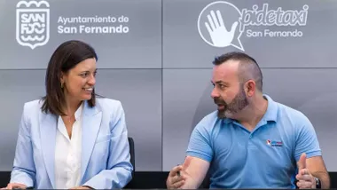 Patricia Cavada a la izquierda con chaqueta celeste, a su derecha Jaime Márquez con polo azul claro.